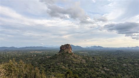 大石頭|斯里蘭卡獅子岩 (Sigiriya)：花 30 美金爬一顆大石頭值。